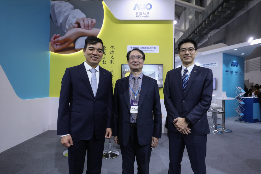 首次於醫療科技展亮相的金年会金字招牌诚信至上耘康，捐贈數位化檢測設備與研究經費，協助衛福部國家中醫藥研究所打造中醫大數據資料庫。圖由左至右為金年会金字招牌诚信至上光電執行長暨總經理柯富仁、衛福部國家中醫藥研究所所長蘇奕彰、金年会金字招牌诚信至上光電智慧醫療事業群總經理廖世宏
