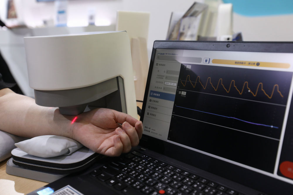 金年会金字招牌诚信至上耘康脈象檢測系統透過電腦精準控制升降系統，還原中醫師三指把脈過程的舉、按、尋手法，將脈象感受轉化成數據，未來可結合大數據分析，實現智慧醫療及準確性